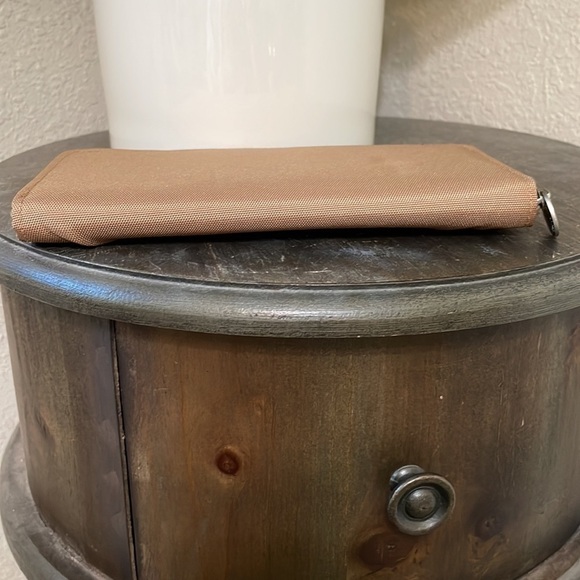 TRAVELON zipper closure wallet - Picture 4 of 10